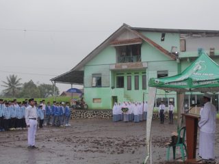 Hujan Tak Surutkan Semangat Santri Pondok Ma’rifa Peringati Hardiknas