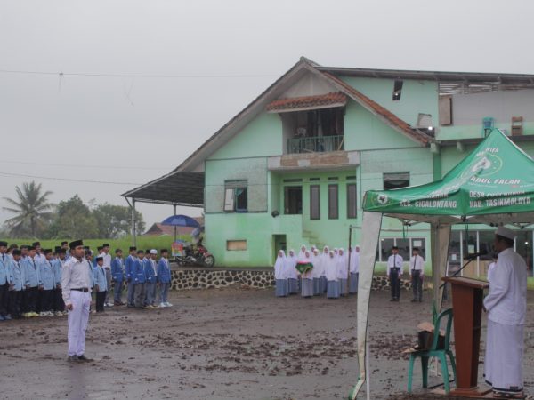 Hujan Tak Surutkan Semangat Santri Pondok Ma’rifa Peringati Hardiknas