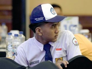 Viral Nyaris Putus Sekolah, Kisah Ikhsan Penjual Ayam Goreng Kini Kembali Raih Harapan lewat PIP